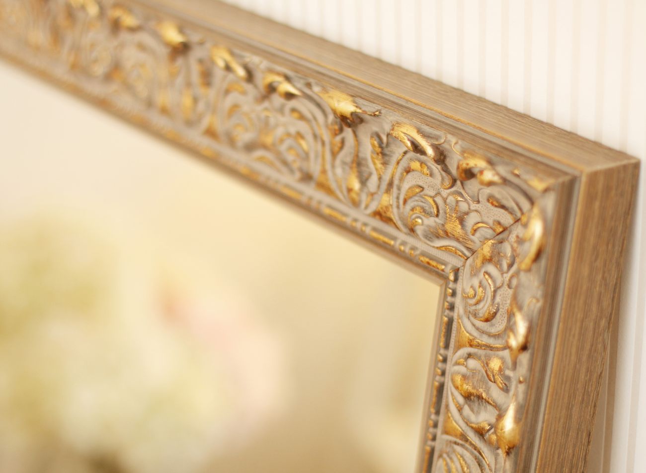 Tradiční zlacený rám na zrcadlo s bohatým ornamentem - detail | © Frame-it.cz