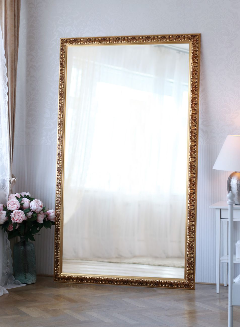 Zlatý ornamentální rám na velké nástěnné zrcadlo do obývacího pokoje | © Frame-it