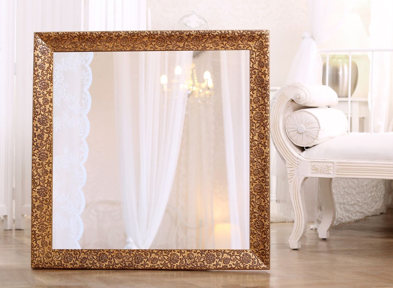 Čtvercové zrcadlo ve zlatém rámu s motivy květin | © Frame it
