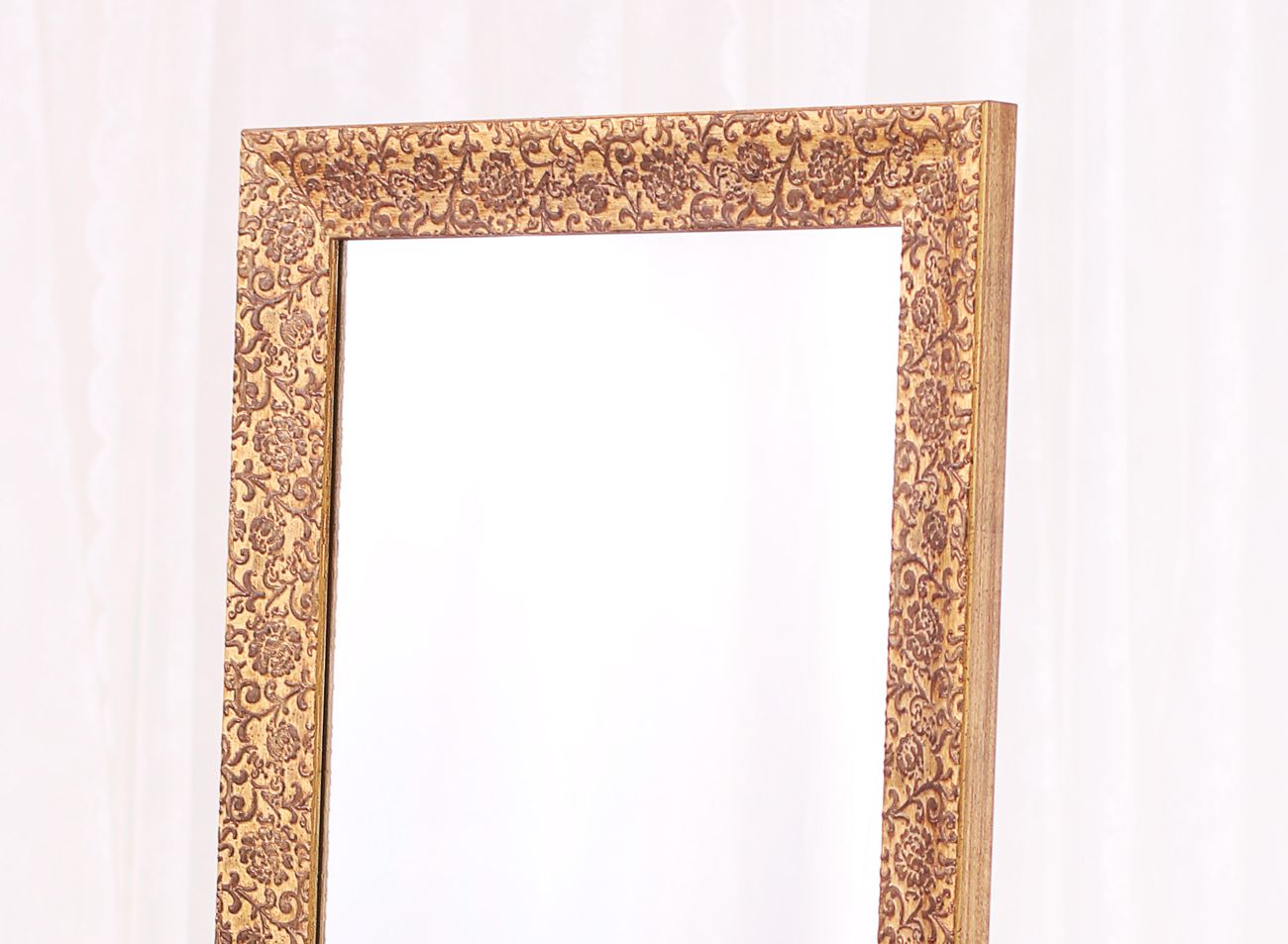 Zrcadlo se zlatým květinovým rámem | © Frame it