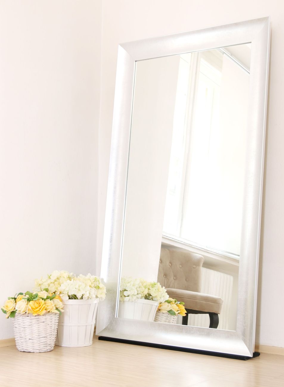 Velké zrcadlo v luxusním designovém stříbrném rámu ve vysokém lesku | © Frame it