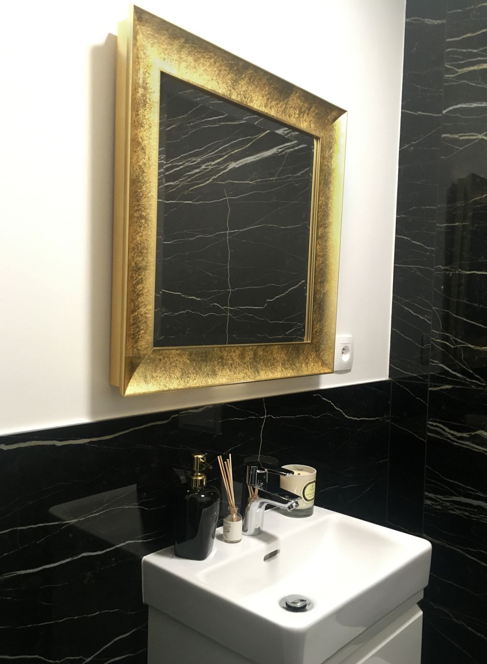 Koupelnové zrcadlo ve zlatém designovém rámu