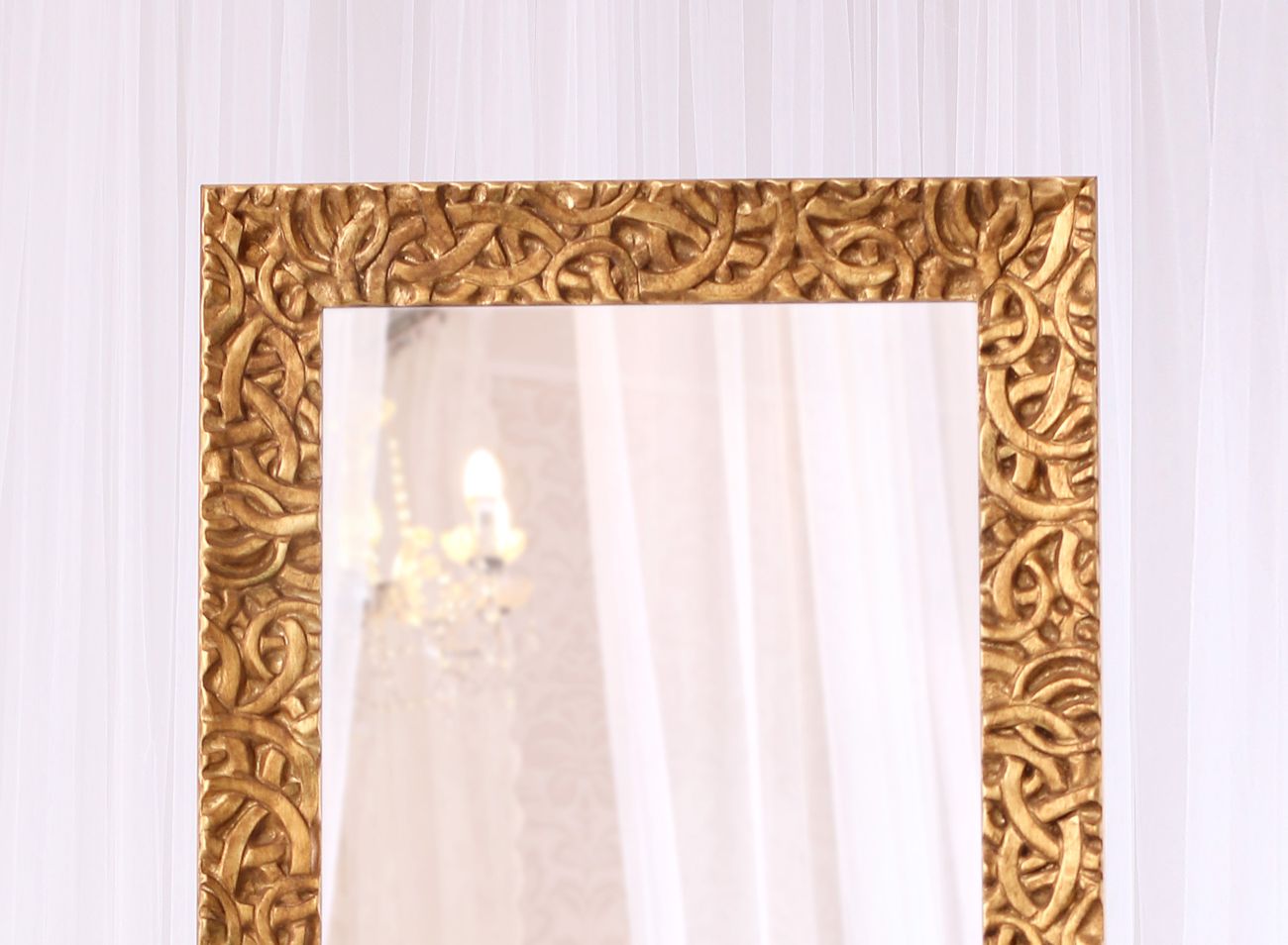 Nádherné luxusní volně stojící zrcadlo ve zlatém rámu se secesním dekorem obloučků – detail | © Frame-it.cz
