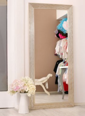 Moderní široký stříbrný rám s dekorem podélných pruhů s vysokým zrcadlem v dětské šatně