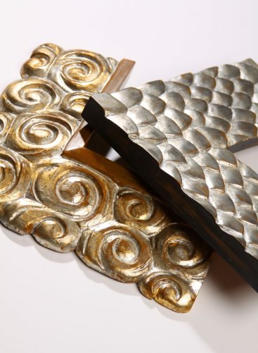 Ukázky nejluxusnějších ručně vyřezávaných rámů na zrcadla a obrazy s dekorem dračích šupin a zlatého rouna