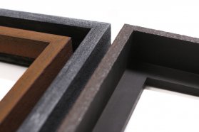 Vzorky lišt obrazových rámů industriálního designu s kovovými povrchy