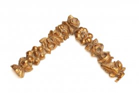 Vzorek luxusního na zakázku vyrobeného zlatého rámu s ornamentem velkých květin