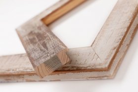 Vzorky dřevěných obrazových lišt rustikálních rámů připomínajících staré vyplavené dřevo. Rámy z cinkovaného dřeva smrku a borovice jsou natřeny bíle a kartáčovány a voskovány do rustikálního vzhledu starého dřeva.