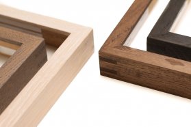 Vzorky lišt minimalistických dubových rámů z přírodního dřeva s lazurou. Vzorky jsou ve čtyřech barvách a mají truhlářské rohové klínové spoje.