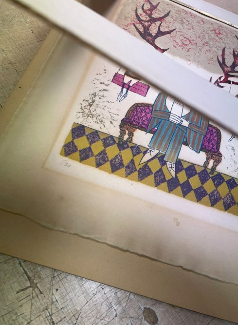 Poškození nekvalitním paspartováním a rámováním na litografii Adolfa Borna Jelen