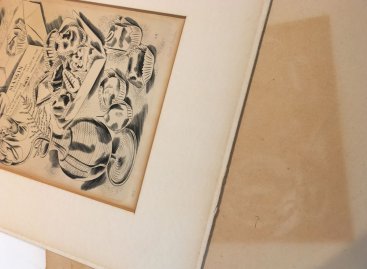 Extra hluboká muzeální bavlněná pasparta v bílé barvě spolu se zakázkovým modelovým rámem tvaru ostrého hlubokého trojúhelníku jsou v elegantní souhře