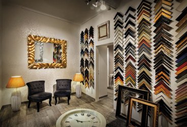 Dětské barevné rámy na obrazy v interiéru rámařství Frame-it.cz v Praze 7