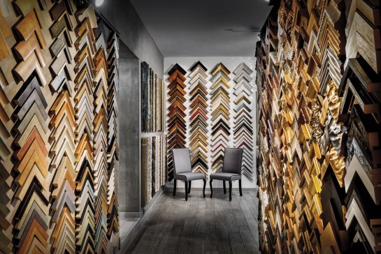 Moderní stříbrné rámy na obrazy a zrcadla v interiéru rámařství Frame-it.cz v Praze 7