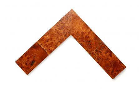 Vzorek mohutného rámu na zrcadla s olivovou dýhou v medově hnědém odstínu