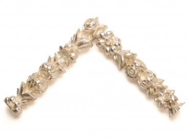 Luxusní zakázkově vyráběný obrazový rám z pravého stříbra s vyřezávaným dekorem květin